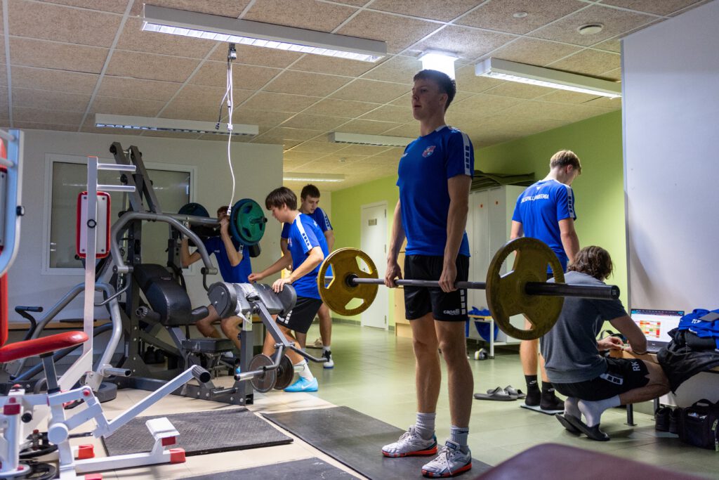 Soe täismõõtmetes sisehall talvel