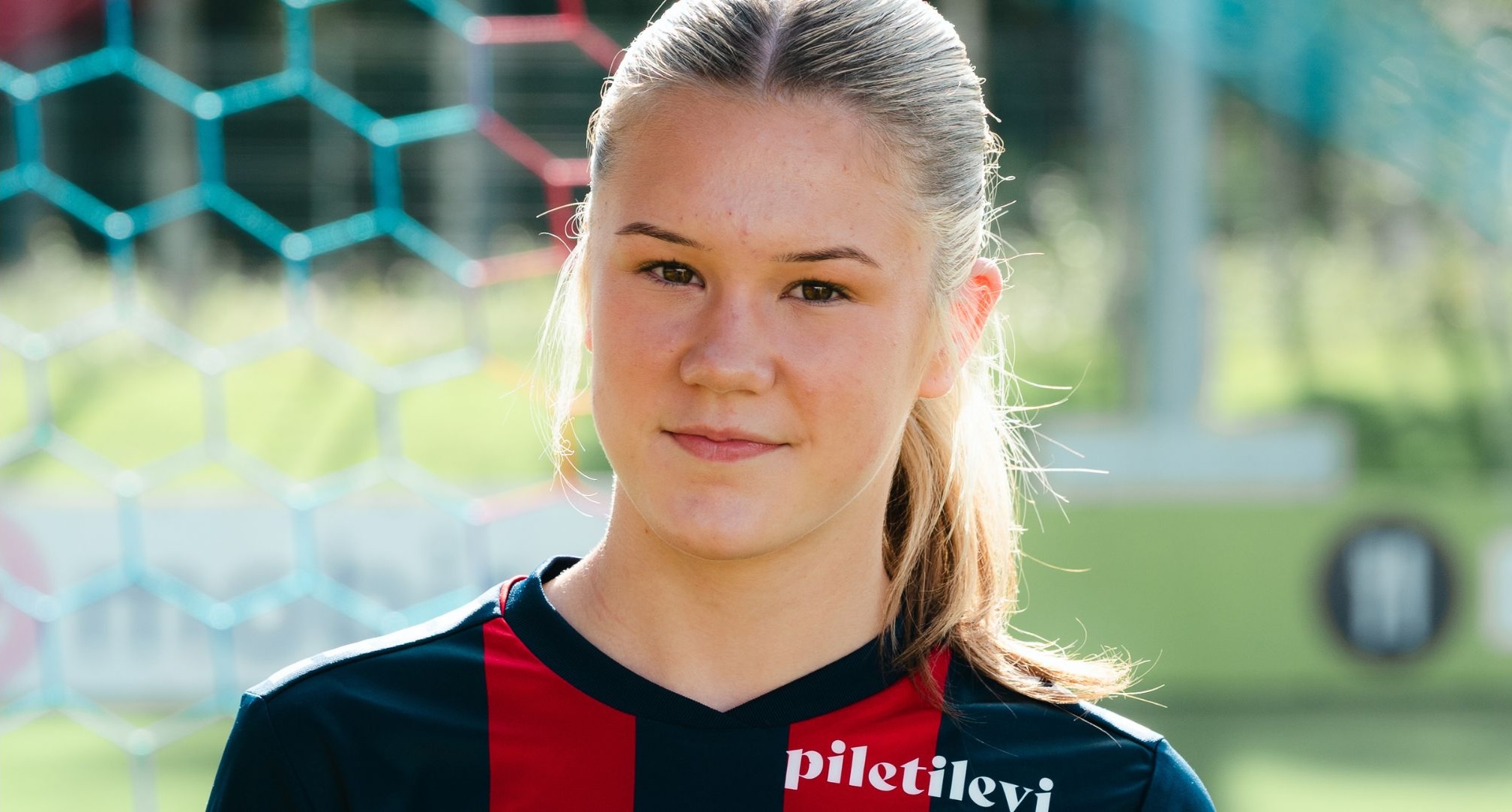 Naiskond täiendas ridu äärekaitsjaga
